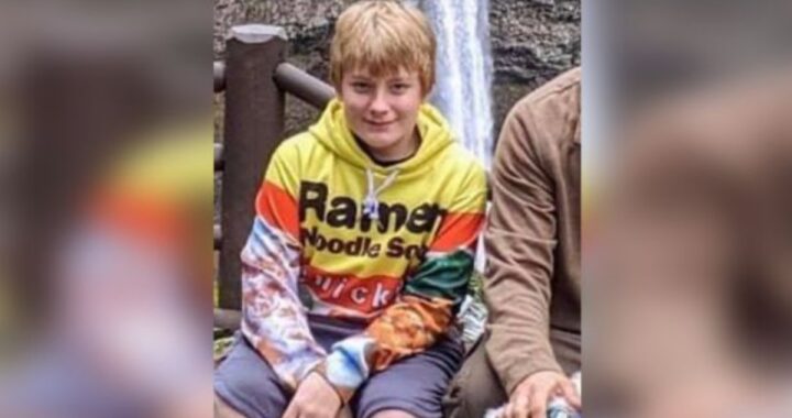 Ragazzo di 12 anni trovato senza vita insieme al suo cane: un incendio ha distrutto tutto il quartiere