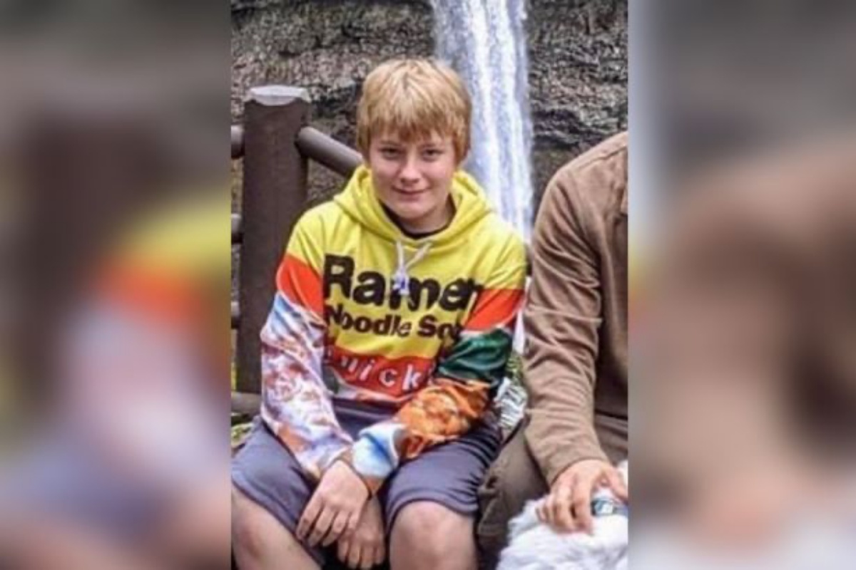 Ragazzo di 12 anni trovato senza vita insieme al suo cane: un incendio ha distrutto tutto il quartiere