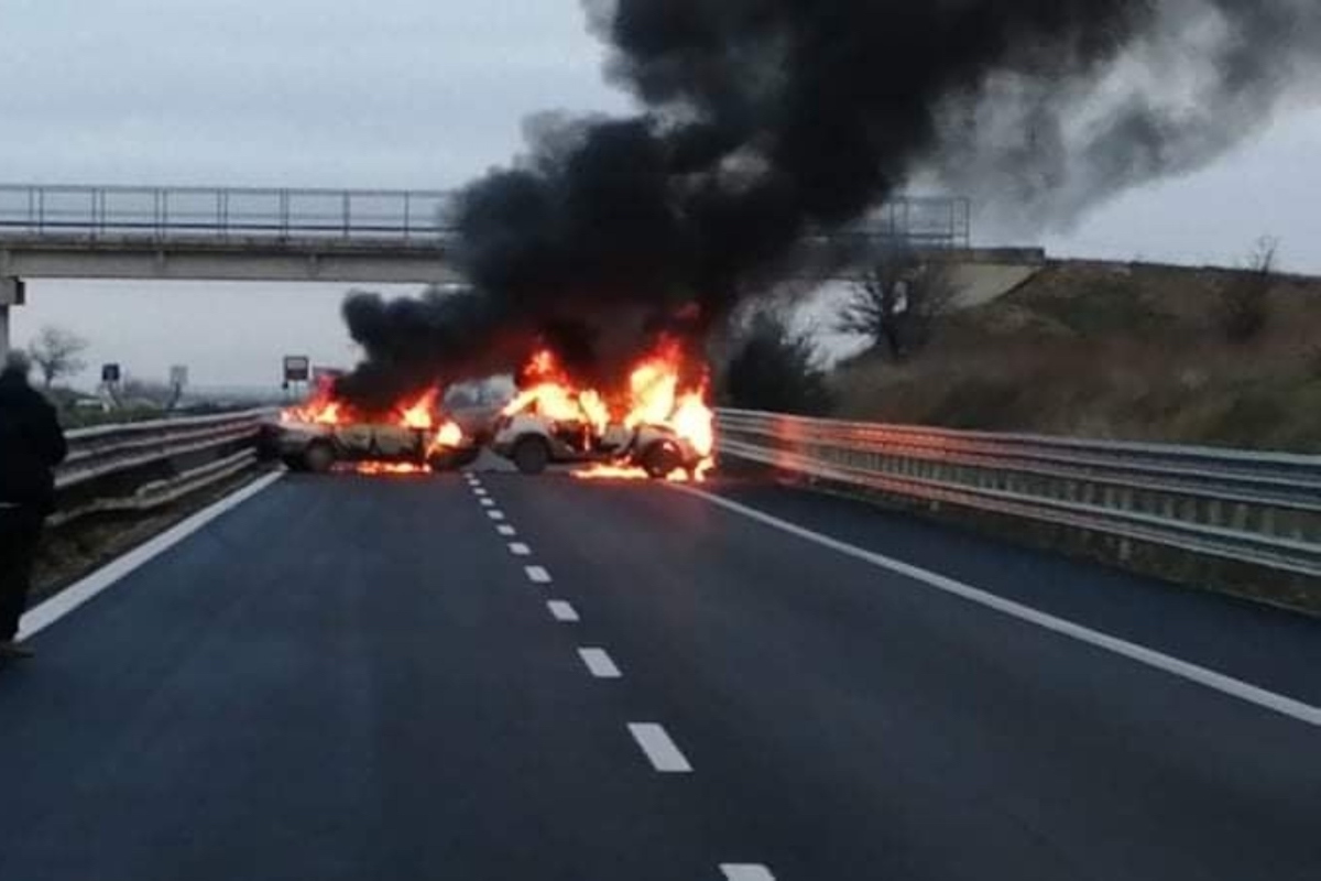 Rapina a portavalori in autostrada, proiettili vaganti e auto in fiamme terrorizzano gli automobilisti