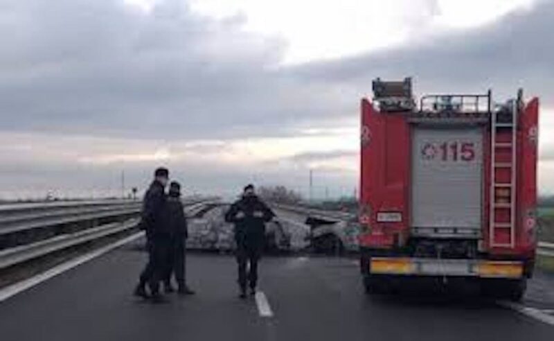 Rapina a portavalori in autostrada, proiettili vaganti e ...