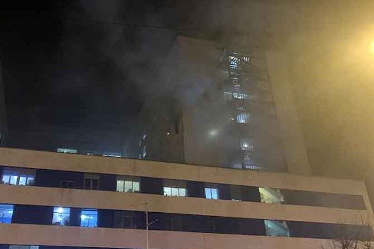Uomo ricoverato per Covid dà fuoco all’ospedale, evacuati alcuni reparti
