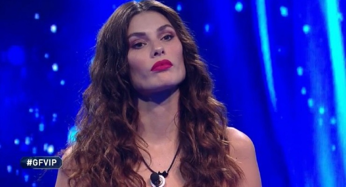 la modella resta nella casa