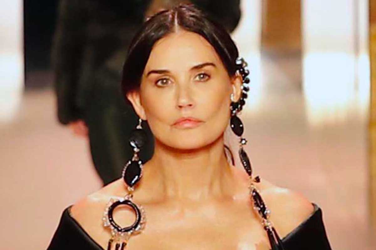 Demi Moore accusata dai fan di essersi rifatta ma nelle foto del dopo la sfilata tutti hanno notato un dettaglio