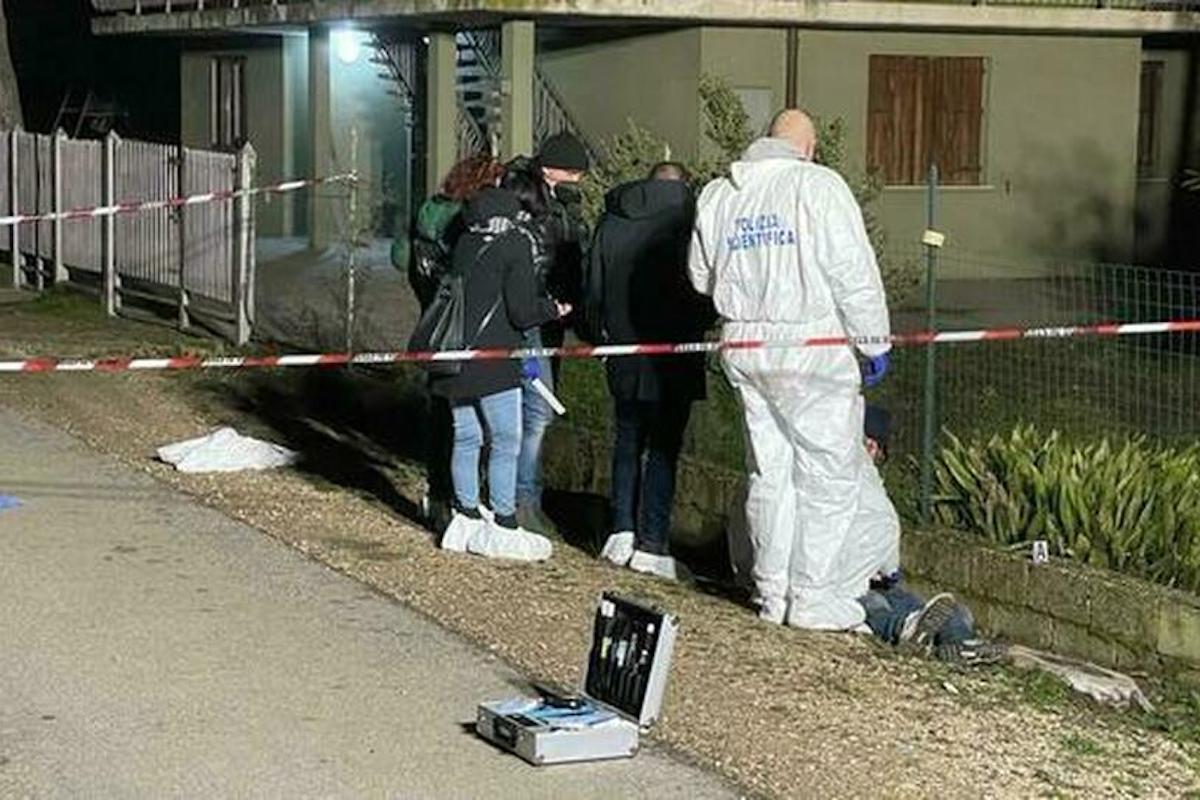 Ragazzo di 17 anni uccide il padre con una violenza inaudita, poi scappa con la fidanzata. Cosa è successo