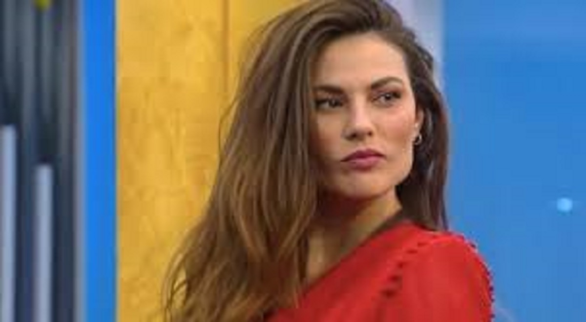Dayane Mello strepitosa con l’outfit rosso fuoco con audace scolatura ma sapete quanto costa il suo look di lusso? Un prezzo stratosferico