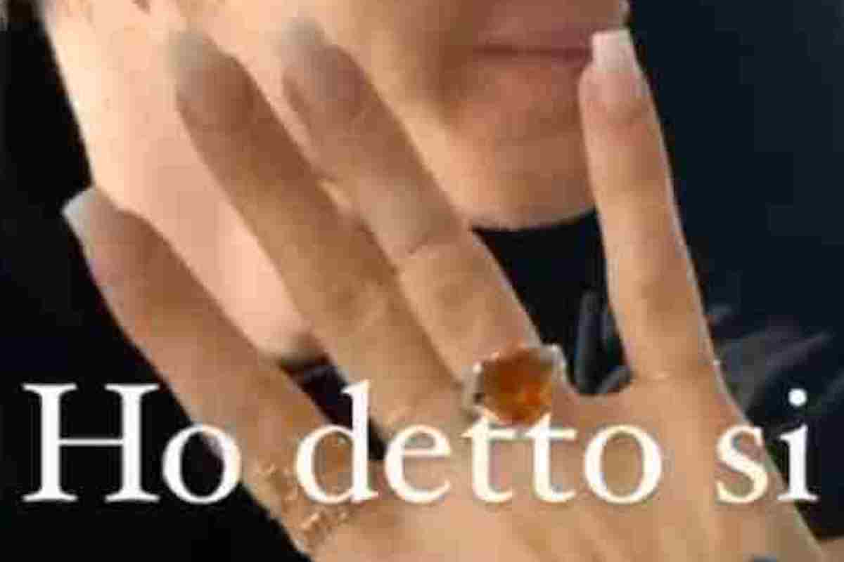 San Valentino, l’influencer posta la foto della mano con l’anello e svella: “Ho detto sì” ma poi chiarisce
