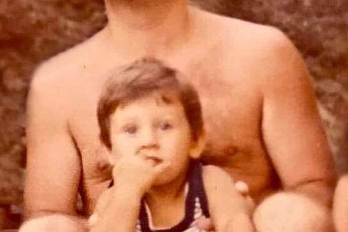 Muore il papà del noto cantante. Sui social le sue devastanti parole: “Non posso dirti riposa in pace”