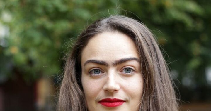 Giovane donna decide di non depilarsi più lasciando crescere naturalmente i baffi e le sopracciglia. Adesso viene spesso fermata per strada e insultata