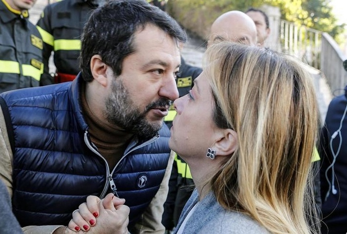 Stretta di mano fra Giorgia Meloni e Matteo Salvini