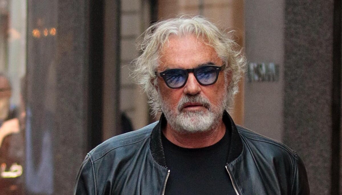 Nuovo look per Flavio Briatore, lo scatto sui social in cui sembra avere 20 anni in meno