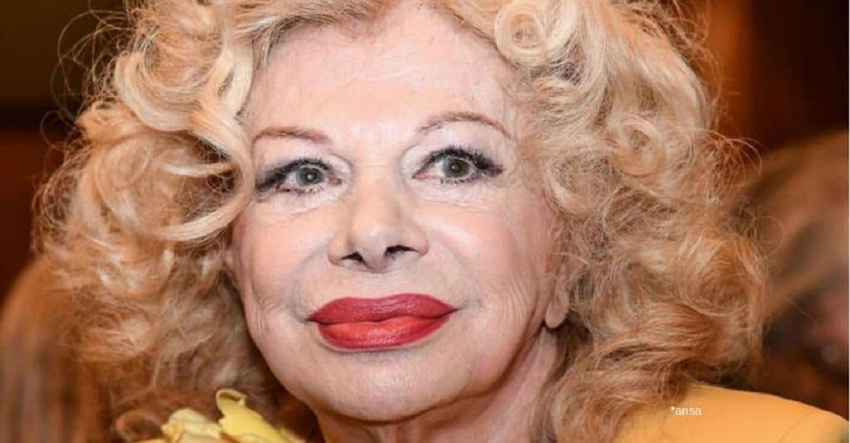 Sandra Milo, cambio look estremo a 87 anni: mora e con il caschetto è irriconoscibile