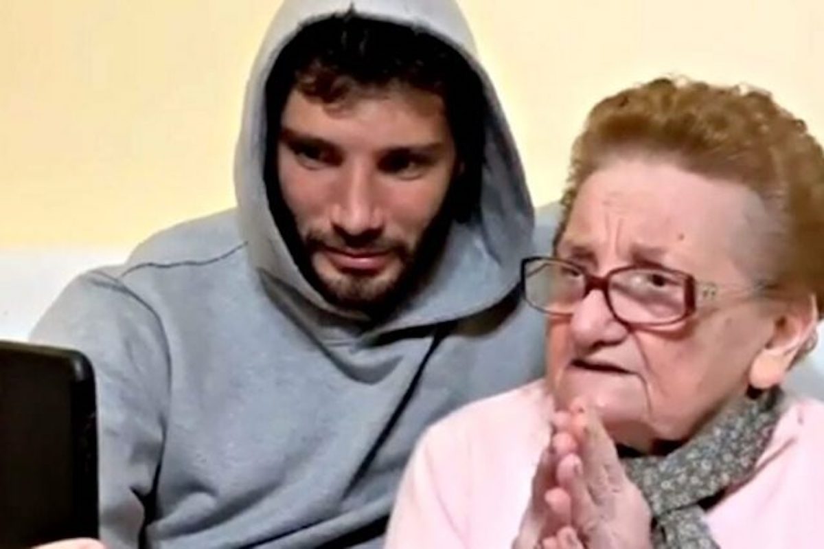 Stefano De Martino insieme a nonna Elisa