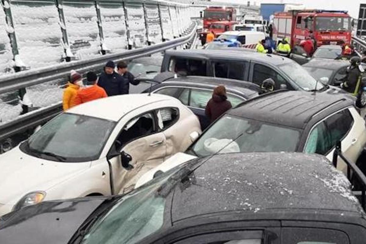 Maxi tamponamento in autostrada: due morti e trentuno feriti, di cui due gravi