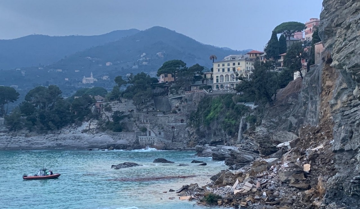 Camogli, crolla una parte del cimitero e le bare finiscono in mare