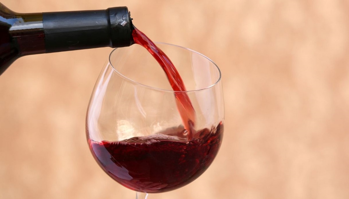 espressione versare il vino alla traditora