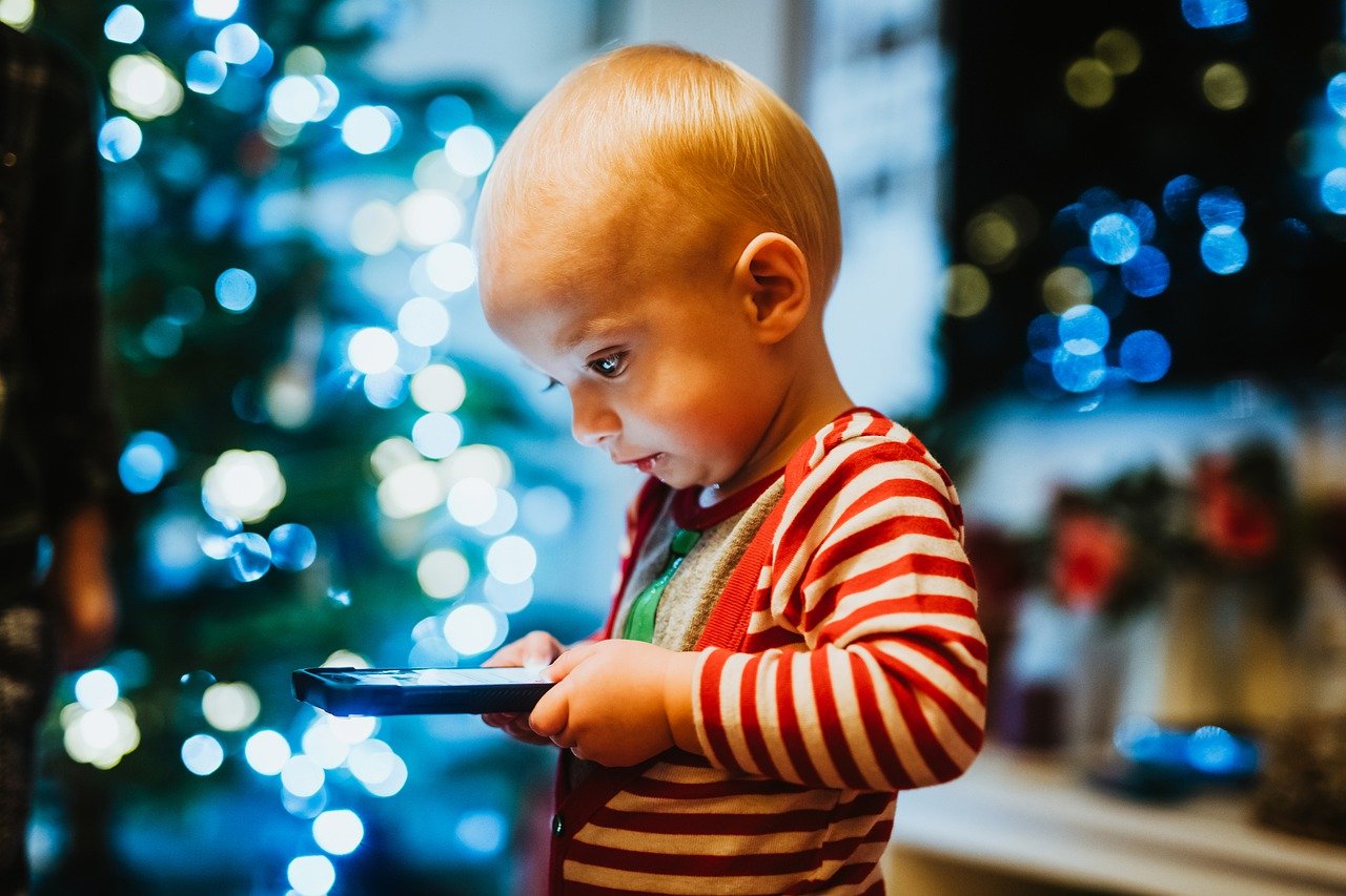 Bimbo spende 2.700 euro in app: la mamma gli aveva permesso di usare il cellulare