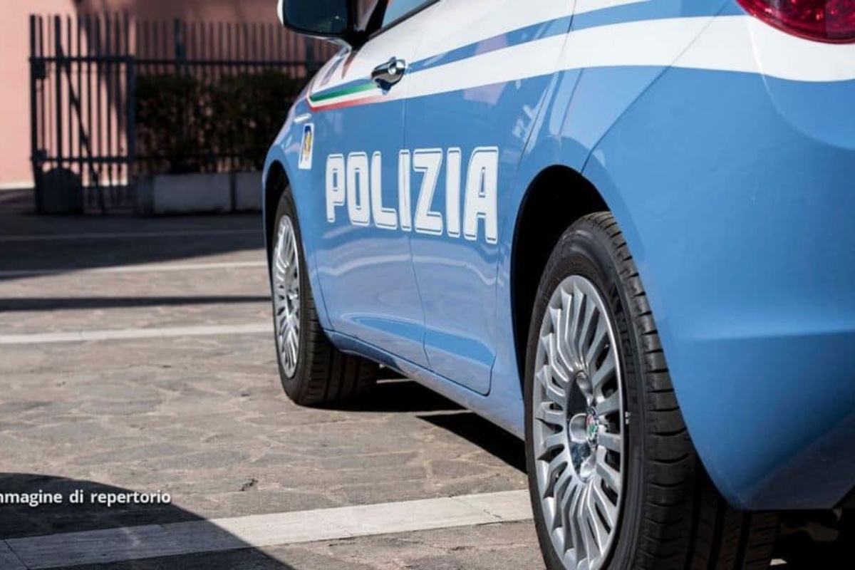 “Datemi la bambina, è mia!” Donna tenta di rapire una bimba mentre era con la sua babysitter