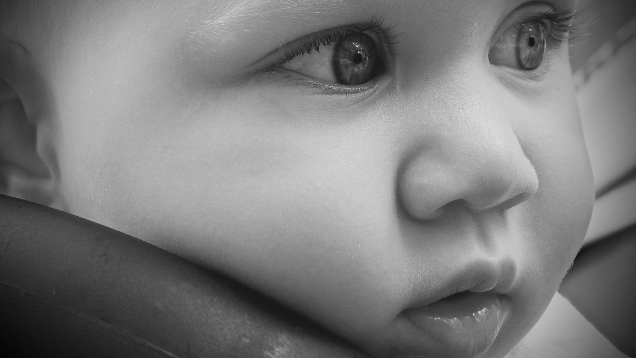 Bimba cade dalle scale e muore a 16 mesi per le ferite riportate