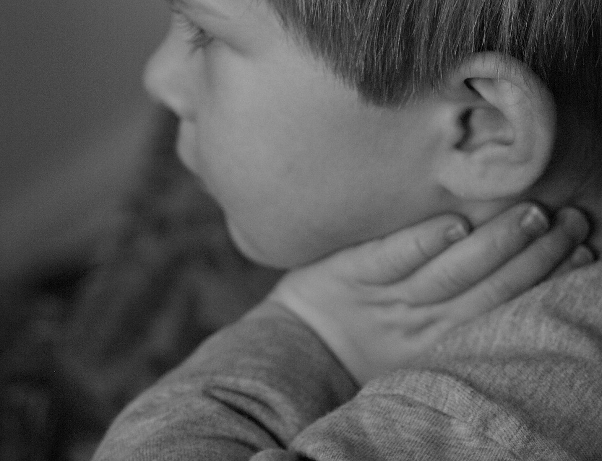 Bimbo fa i capricci: padre picchia il piccolo di 4 anni e la madre