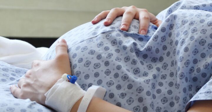 Donna incinta partorisce mentre viene operata alla testa