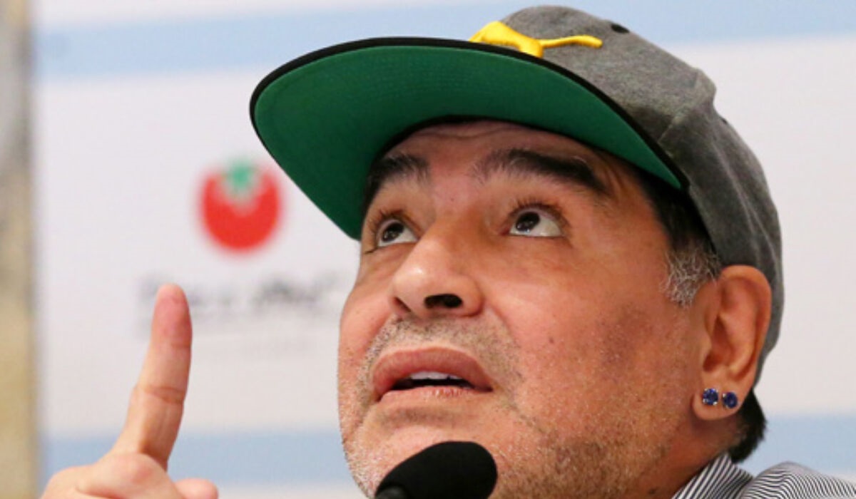 Maradona, sparito l’anello da 300mila euro del Pibe de Oro. La rabbia della figlia: “Non possono provare quello che dicono”