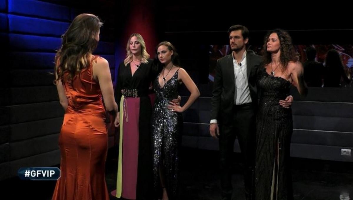 GF Vip: Dayane si dichiara a Rosalinda: “Ti amo”, poi la ‘tradisce’ e la manda al televoto
