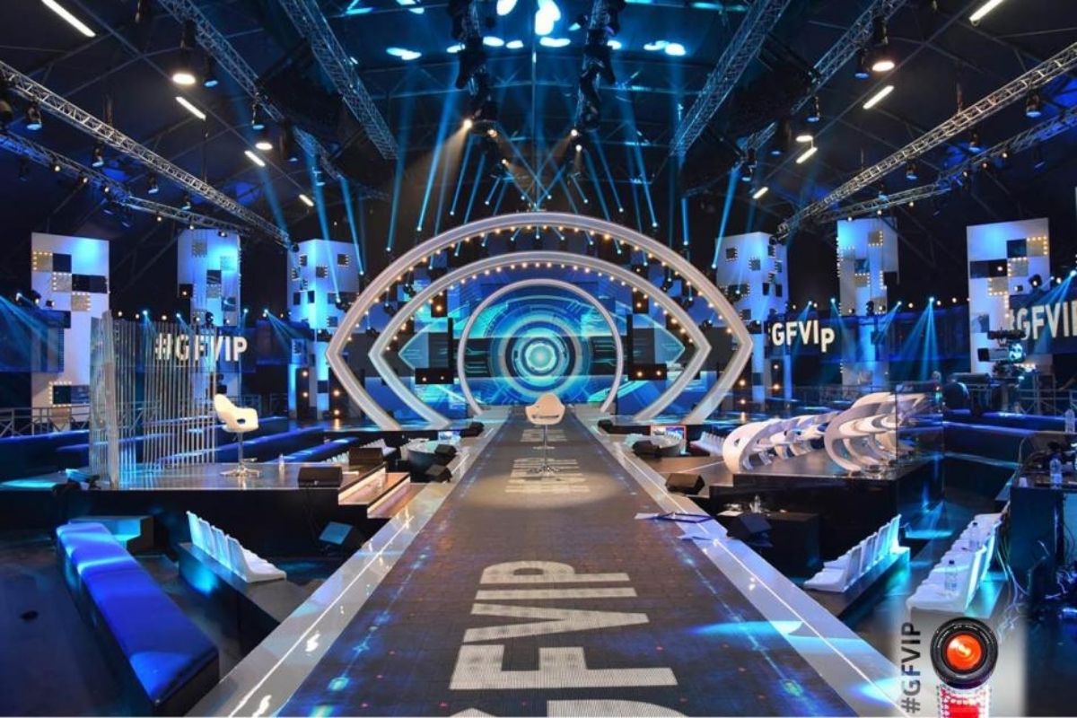 GF Vip, lite furiosa dietro le quinte tra due ex concorrenti: vola una scarpa!