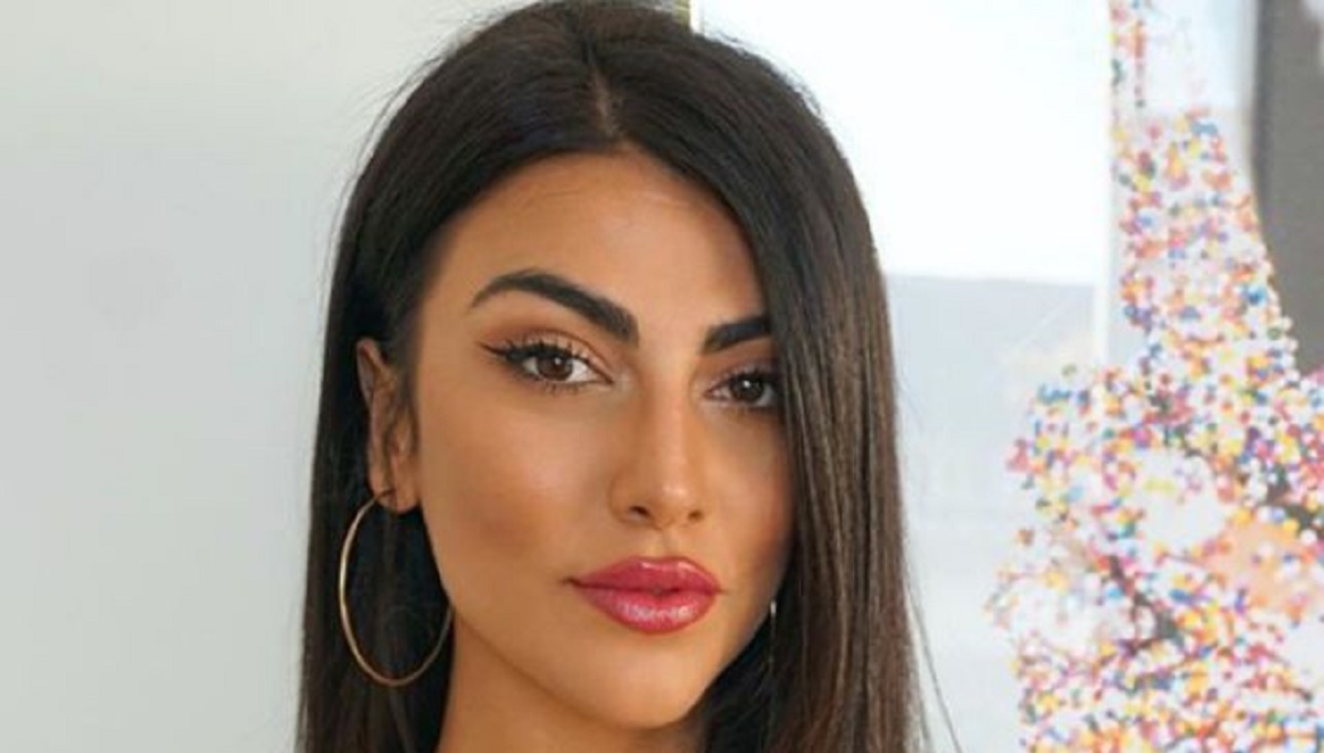 Giulia Salemi indossa un bellissimo vestito ma ai fan non sfugge un piccolo particolare imbarazzante