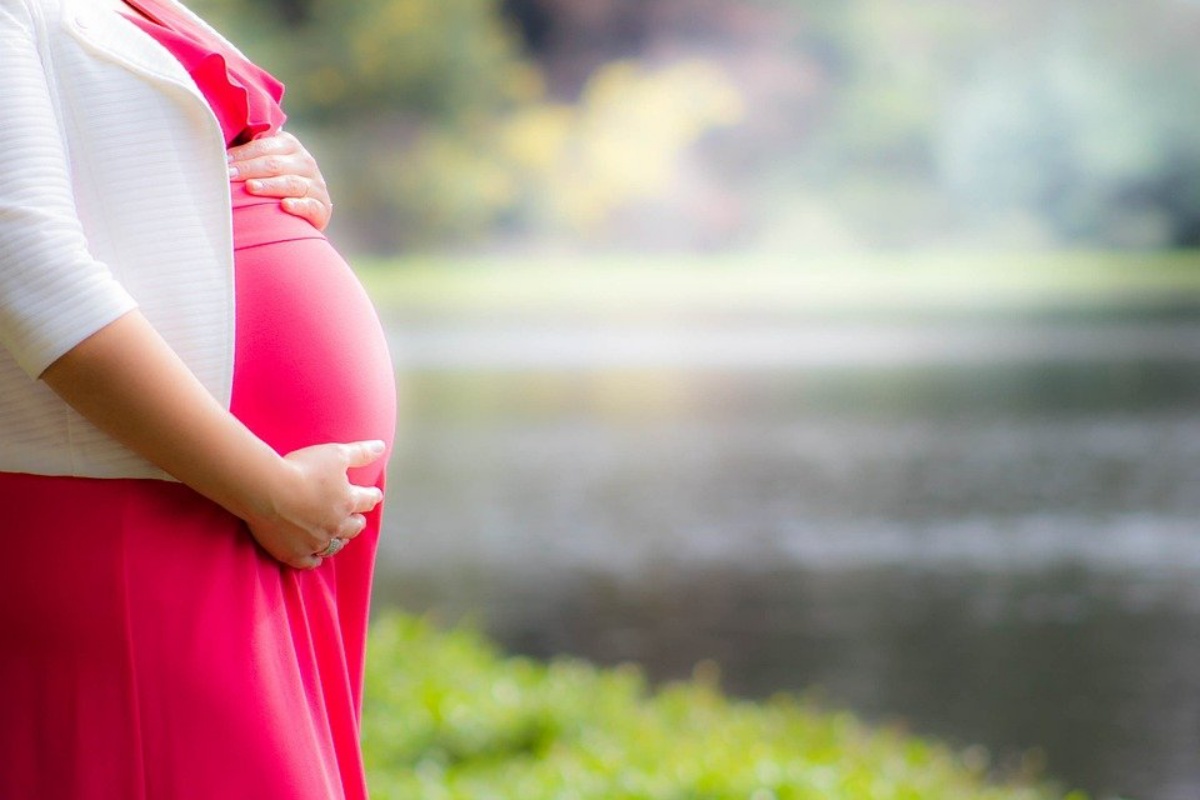 Mamma riesce ad abbracciare la sua bambina 3 mesi dopo la nascita: ecco cos’è accaduto