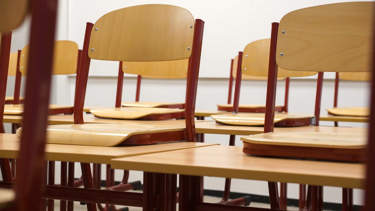 Maestra picchia i bimbi in classe: la decisione del GIP desta clamore