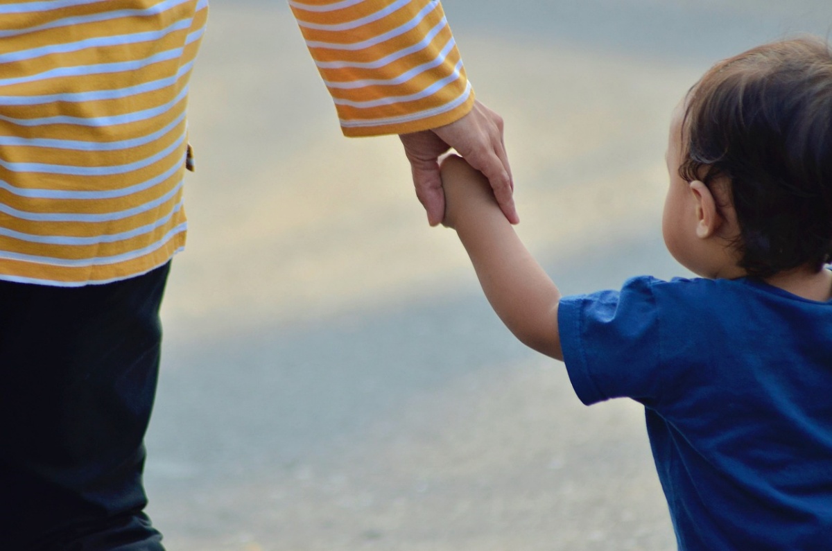 Mamma si getta dal ponte: condizioni bambino 