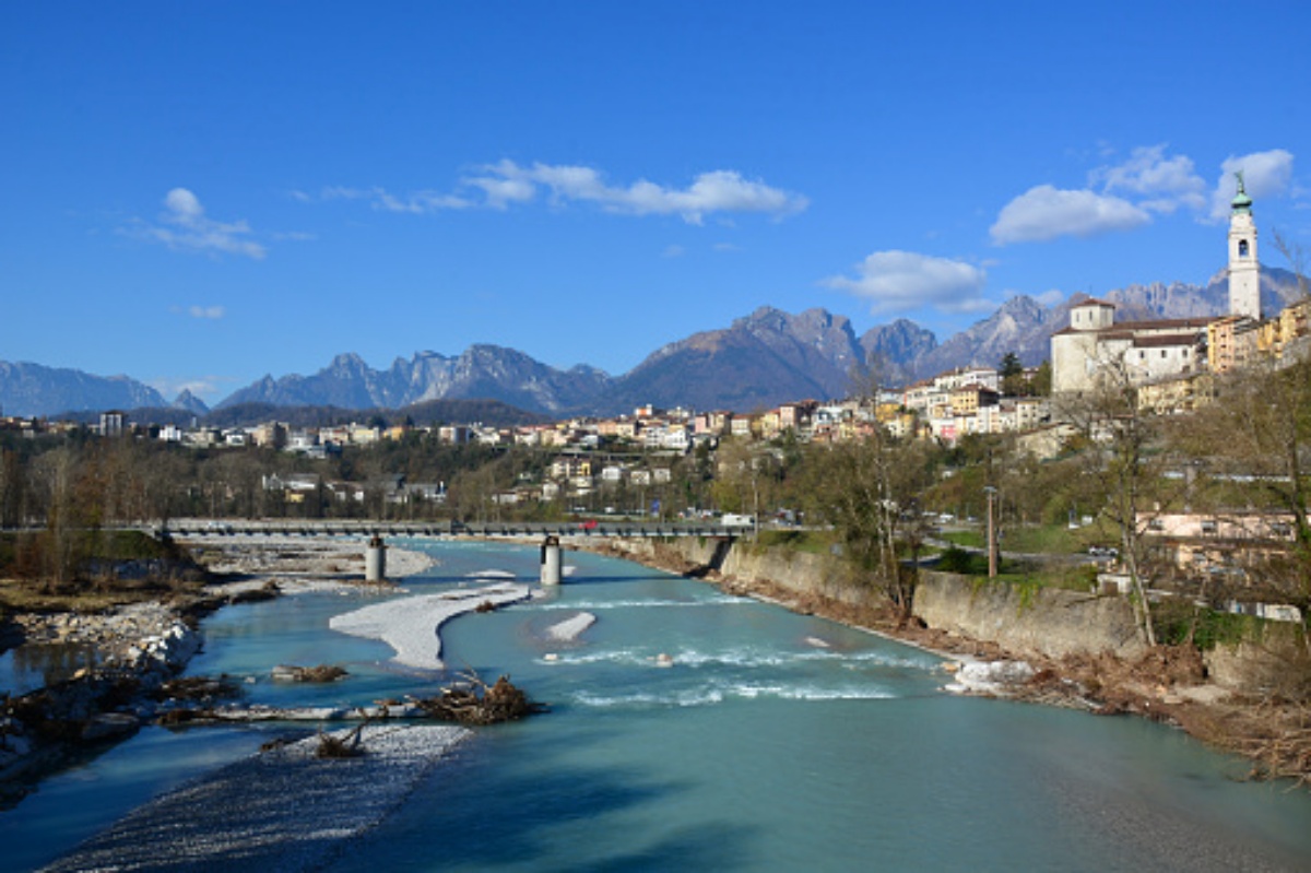 Mamma si getta dal ponte: condizioni bambino