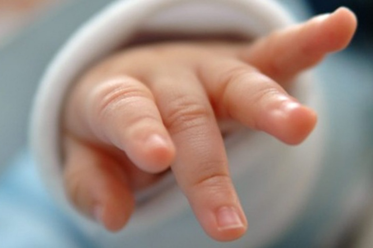 Neonata abbandonata in un secchio della spazzatura: trovata dalla polizia