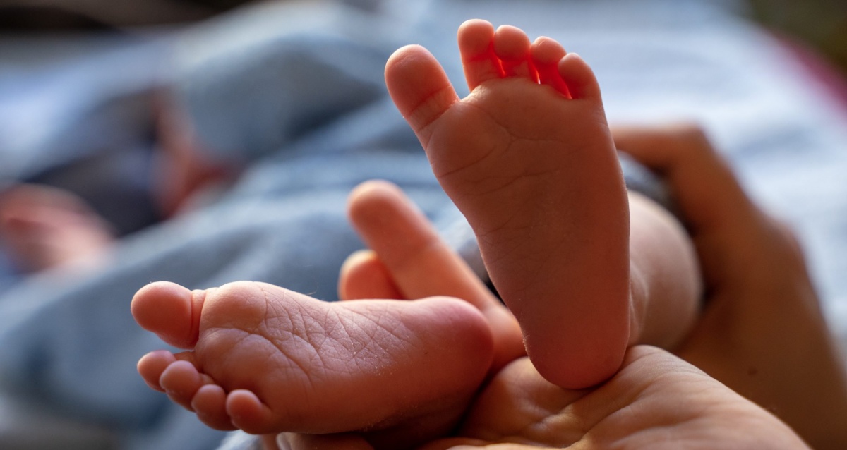 Neonato trovato morto a Terni, chiuso in un sacchetto di plastica: la mamma ha avuto un’altra figlia durante lo sconto della pena. La decisione di giudici