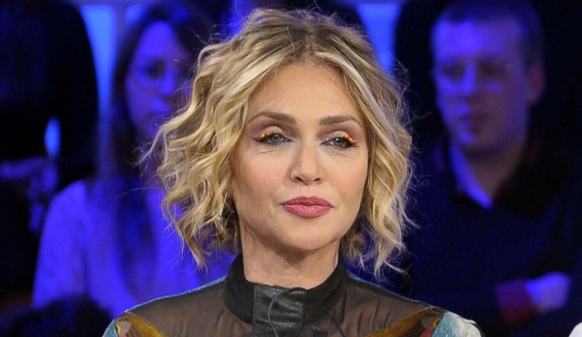 Paola Barale, avete mai visto la sua casa? Un appartamento nel cuore di Milano dalla vista mozzafiato, ma il pezzo forte è il pet interattivo che ha in camera da letto