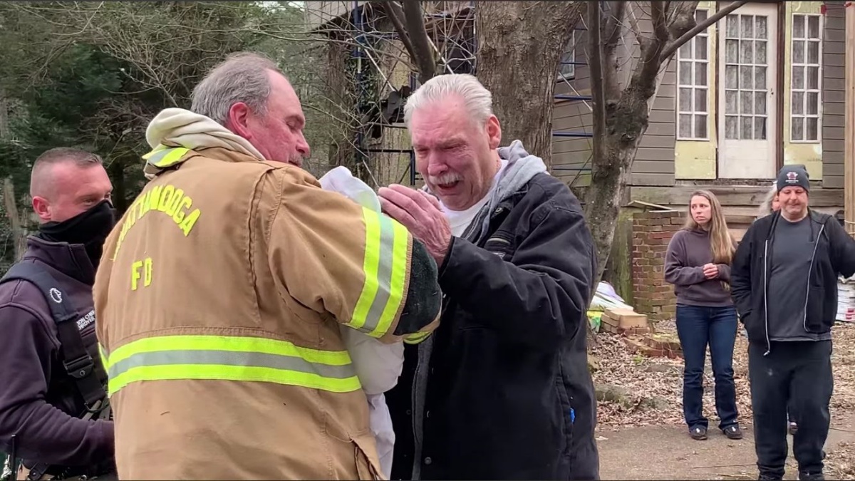 (VIDEO) Proprietario in lacrime, dopo che un pompiere riesce a salvare uno dei suoi cani da un incendio che ha distrutto la sua casa