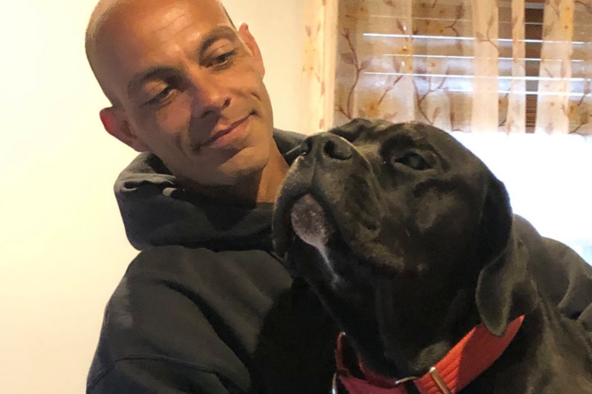 Dopo la tragica morte del marito, la donna ha lanciato un disperato appello per il suo cane