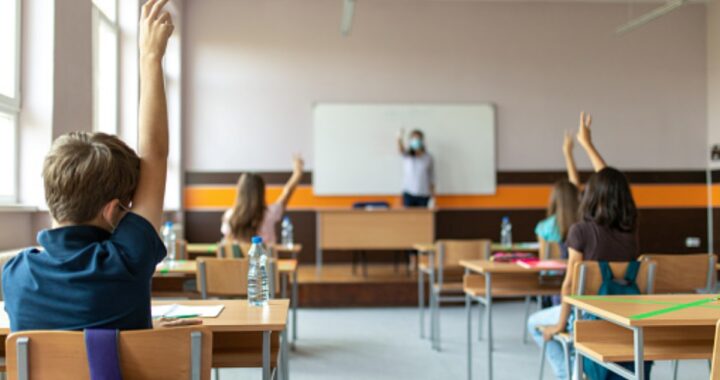 Studente di 13 anni si getta dalla finestra della classe