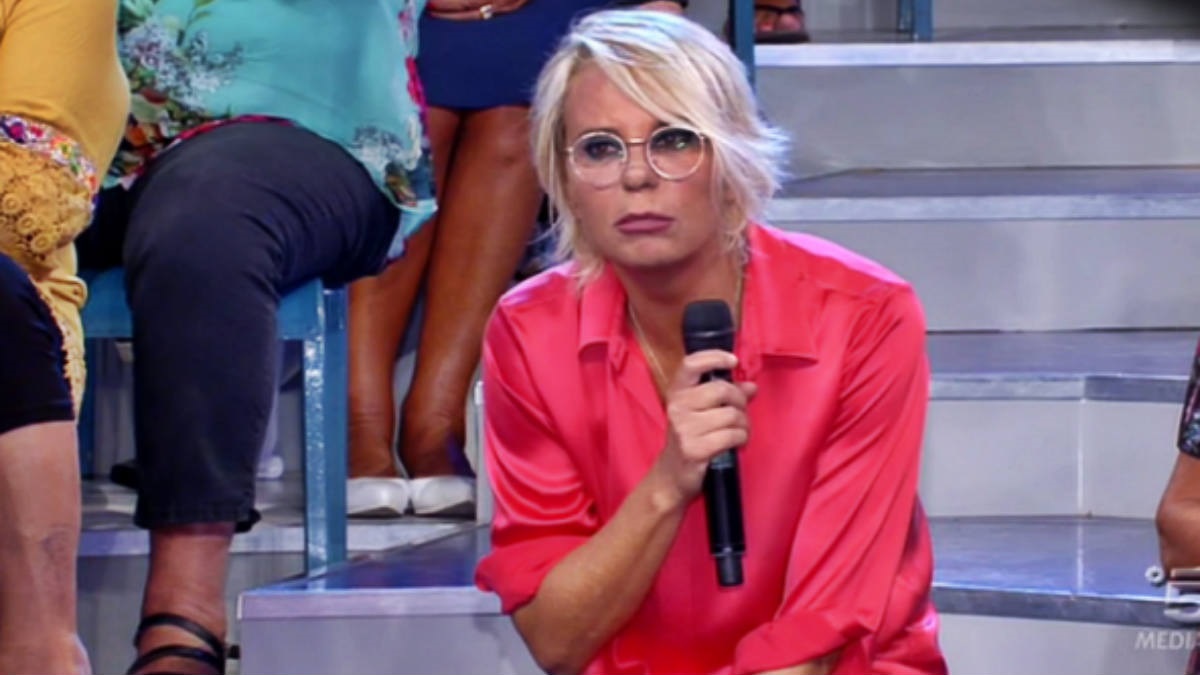 UeD: Maria De Filippi mette alle strette un cavaliere