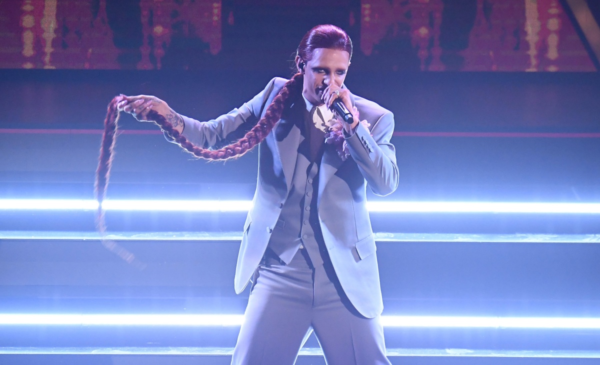 Sanremo 2021: Achille Lauro stupisce di nuovo il pubblico.   Ecco da cosa era vestito durante la seconda serata