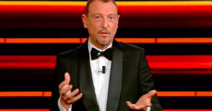 Amadeus da il via alla 71esima edizione del Festival di Sanremo ma non passa inosservato il gesto fatto prima di salire sul palco