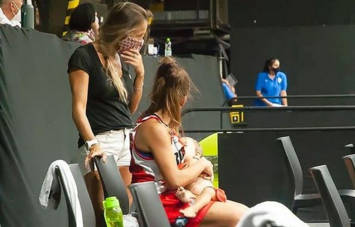 Chiede il cambio all’allenatrice perché sua figlia piccola ha urgente bisogno di lei: la foto diventa virale