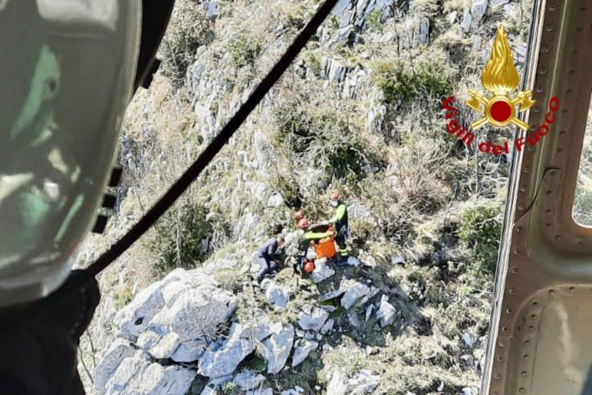 Monte Finestra, Salerno: il suo cane cade in un dirupo e lui, nel tentativo di salvarlo, cade a sua volta