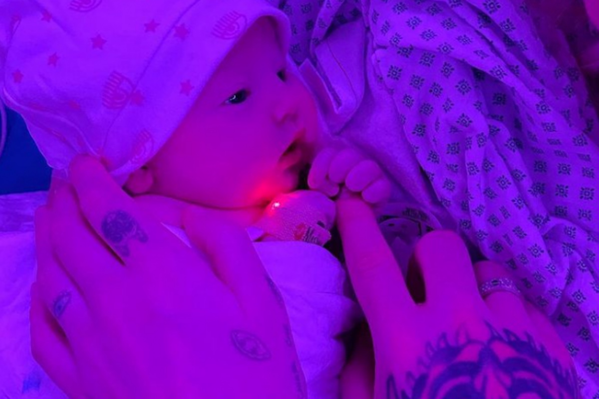 Chiara Ferragni, perché la prima foto della piccola Vittoria è di color viola? La spiegazione