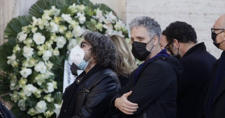 Lacrime e dolore al funerale del grande artista: la bara accompagnata dalla sua musica e dai palloncini bianchi