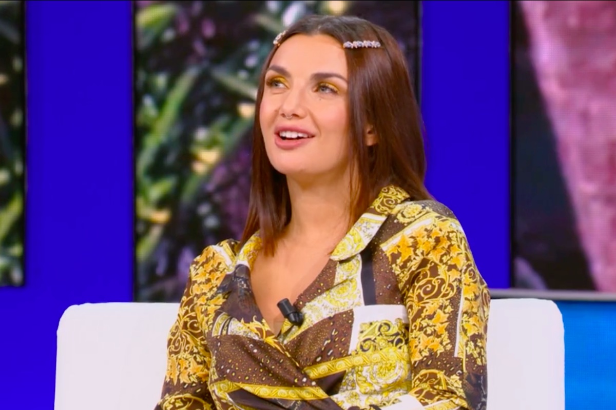 Isola dei Famosi, Elettra Lamborghini strepitosa con il total look Versace. Il prezzo dell’outfit è da capogiro