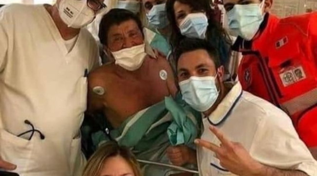 Gianni Morandi selfie all'Ospedale Maggiore di Bologna