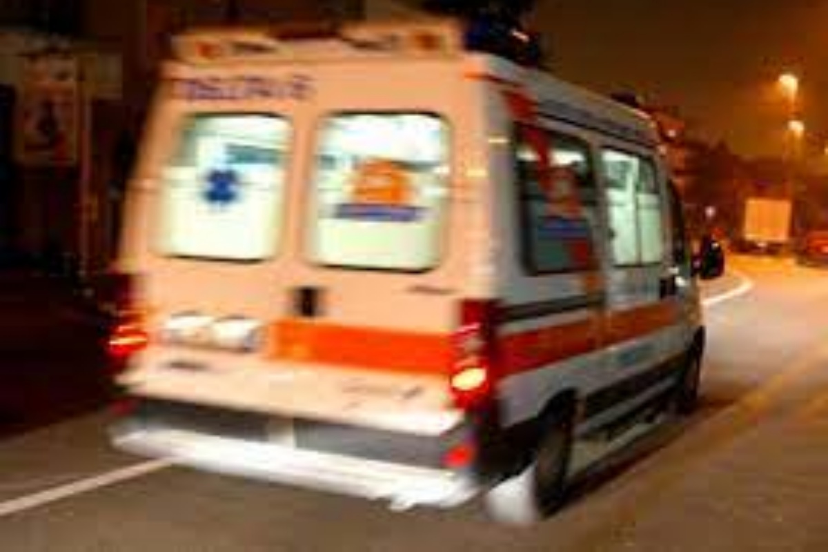 Giovane donna allerta i soccorsi per un parto in casa: il bimbo è morto