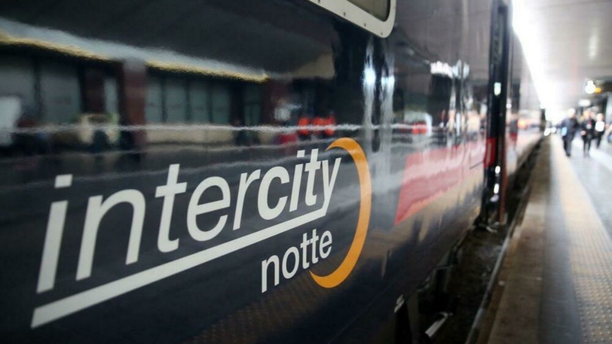Donna rompe le acque sull’intercity notte: la splendida freddezza della giovane capotreno