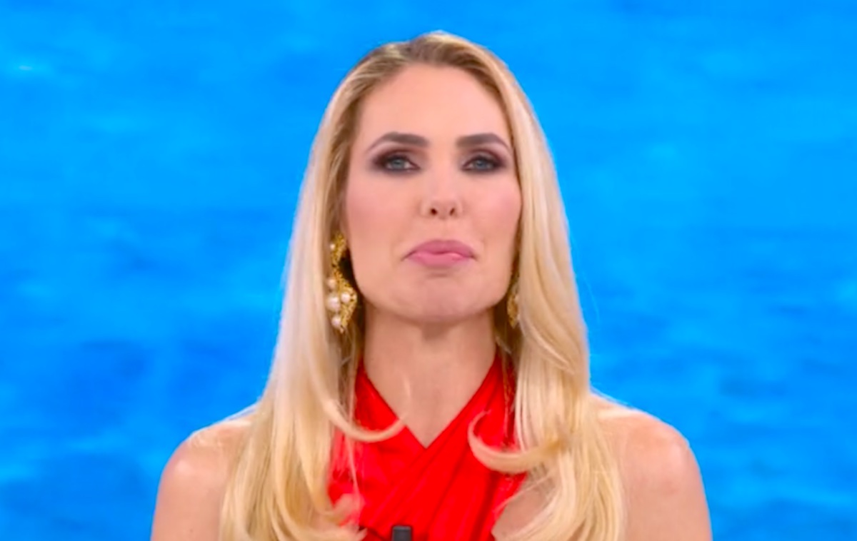 Isola dei famosi 2021, Ilary Blasi strabiliante in rosso: cosa abbiamo scoperto sull’outfit